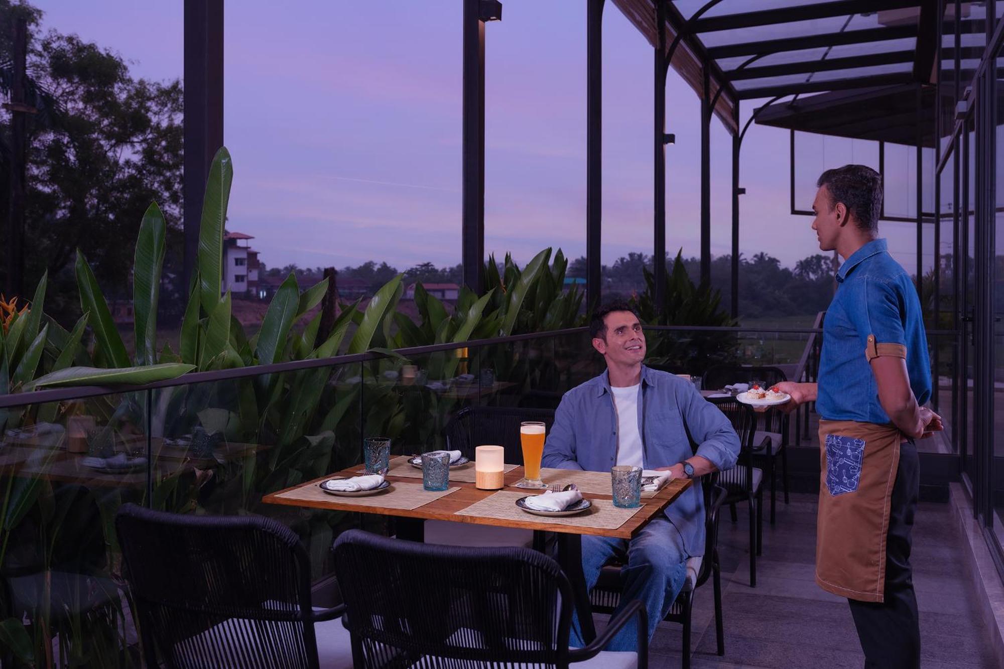 Отель Courtyard By Marriott Goa Колва Экстерьер фото